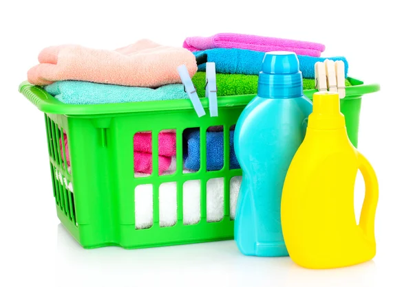 Detergentes y toallas en cesta aislados en blanco — Foto de Stock