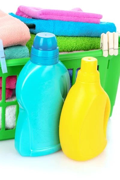 Detergenty i ręczniki w kosz na białym tle — Zdjęcie stockowe