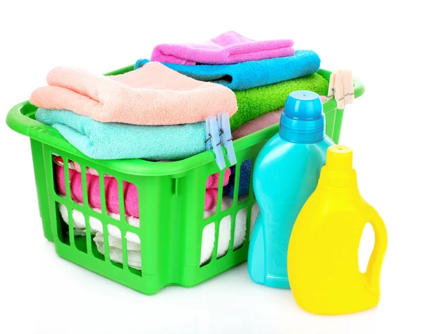 Detergentes y toallas en cesta aislados en blanco — Foto de Stock