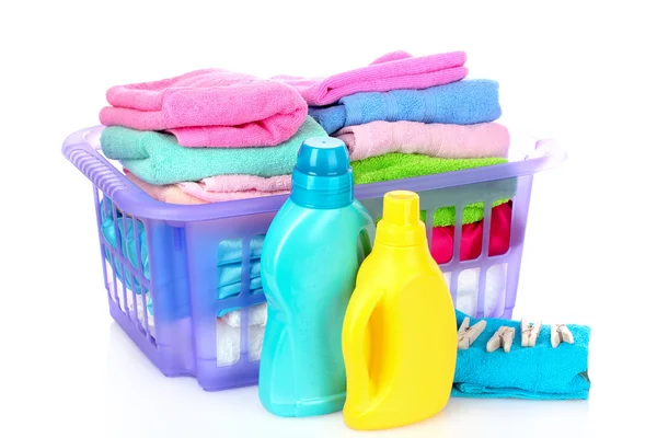 Detergentes e toalhas em cesta isoladas sobre branco — Fotografia de Stock
