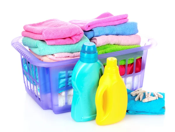 Detergentes e toalhas em cesta isoladas sobre branco — Fotografia de Stock