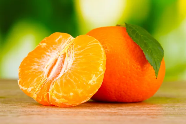 Šťavnatá zralá mandarinky s hřebíčkem — Stock fotografie