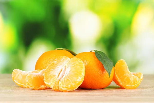 Saftige reife Mandarinen mit Nelken — Stockfoto