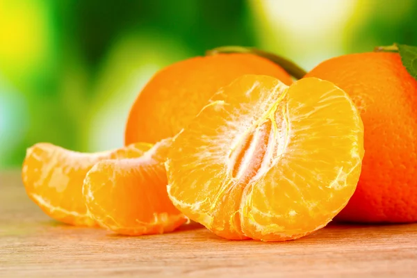 Mandarini maturi succosi con chiodi di garofano — Foto Stock