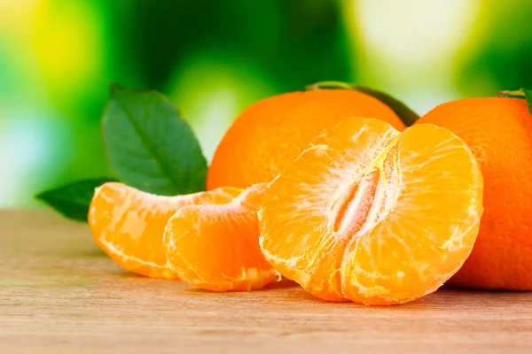 Saftigt mogna tangeriner med kryddnejlika — Stockfoto