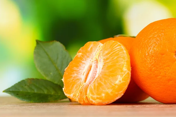 Jugosas mandarinas maduras con clavo de olor — Foto de Stock