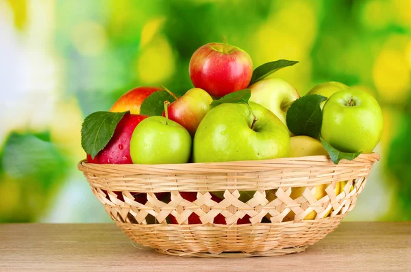 Färska ekologiska gröna äpplen — Stockfoto
