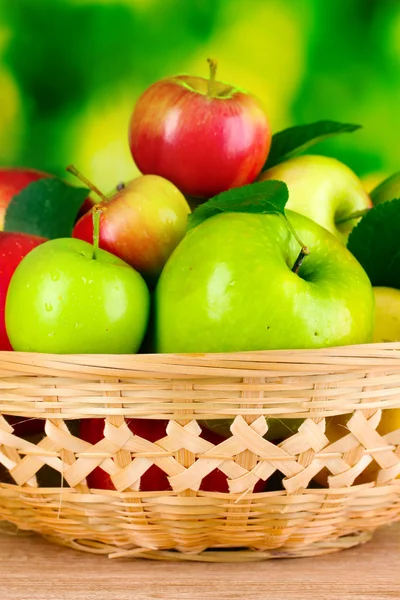 Färska ekologiska gröna äpplen — Stockfoto