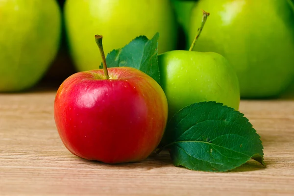 De nombreuses pommes biologiques fraîches — Photo