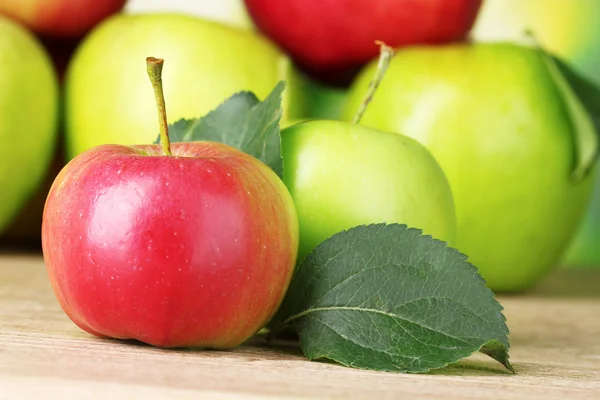 Πολλά φρέσκα βιολογικά μήλα — Φωτογραφία Αρχείου