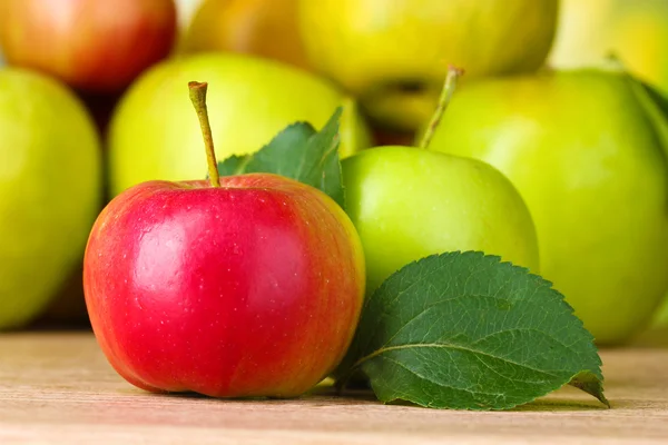 Πολλά φρέσκα βιολογικά μήλα — Φωτογραφία Αρχείου