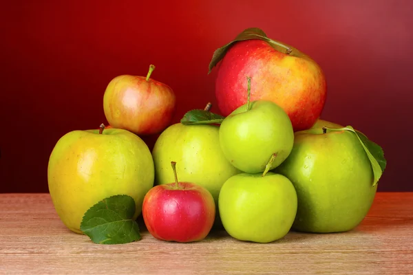 Wiele świeżych jabłek ekologicznych — Zdjęcie stockowe