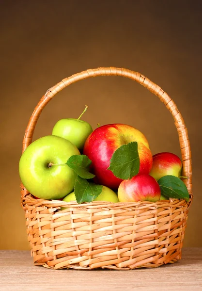 Cesta de manzanas orgánicas —  Fotos de Stock