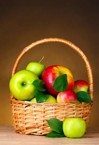 Καλάθι με βιολογικά μήλα — Φωτογραφία Αρχείου