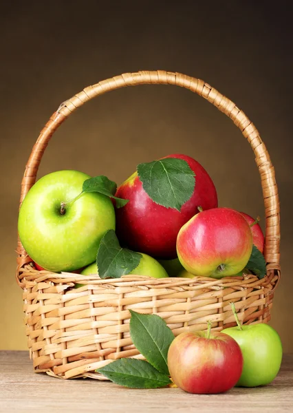 Cesto di mele biologiche — Foto Stock