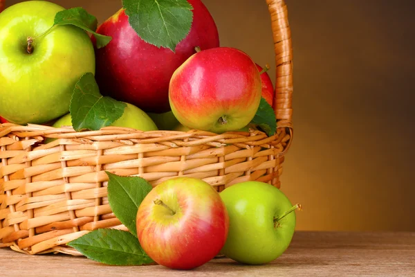 Cesta de maçãs orgânicas — Fotografia de Stock