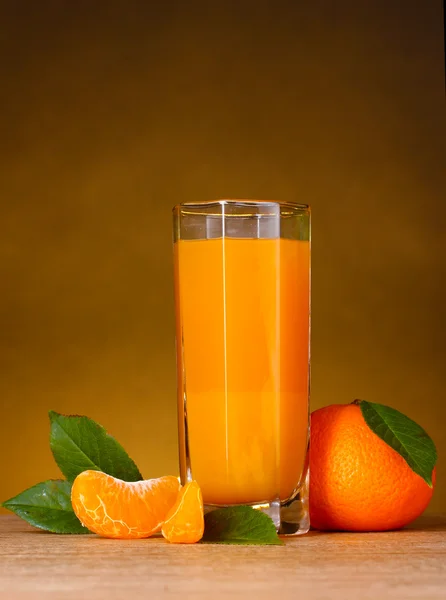 Verre de jus frais sain de mandarines — Photo