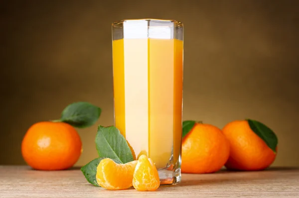 Glas gesunden frischen Saft von Mandarinen — Stockfoto