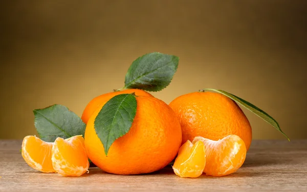 Mandarinas naranjas maduras con segmentos — Foto de Stock