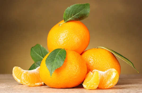 Спелые оранжевые мандарины с сегментами — стоковое фото