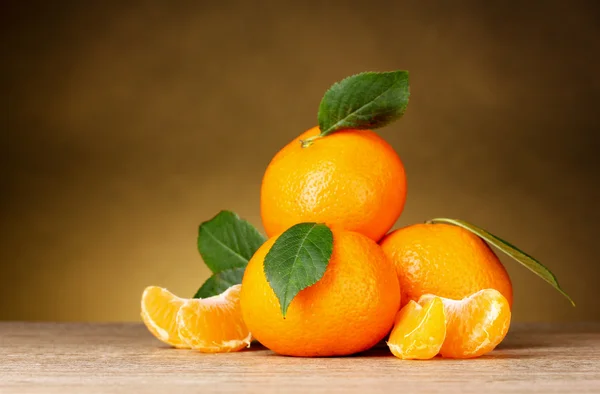 Zralé oranžové mandarinky se segmenty — Stock fotografie