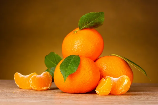 Tangerinas laranja maduras com segmentos — Fotografia de Stock
