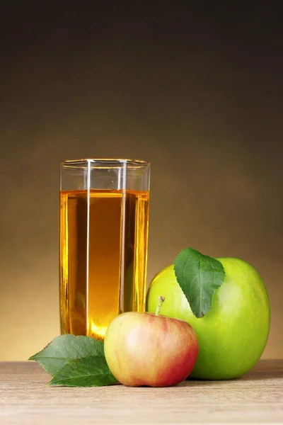 Glas van gezond vers sap van appels — Stockfoto