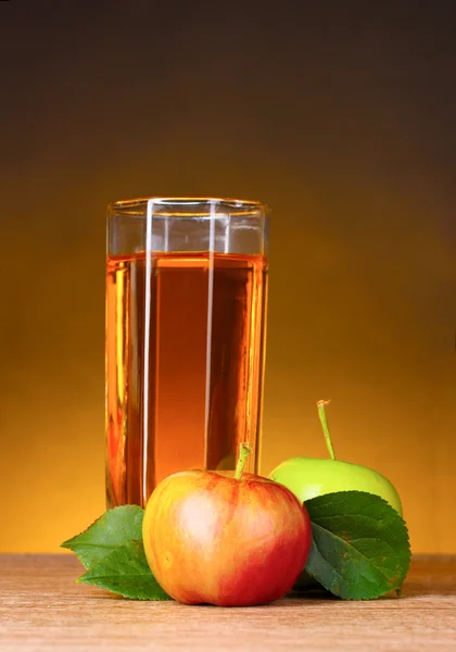 Стакан здорового свежего яблочного сока — стоковое фото