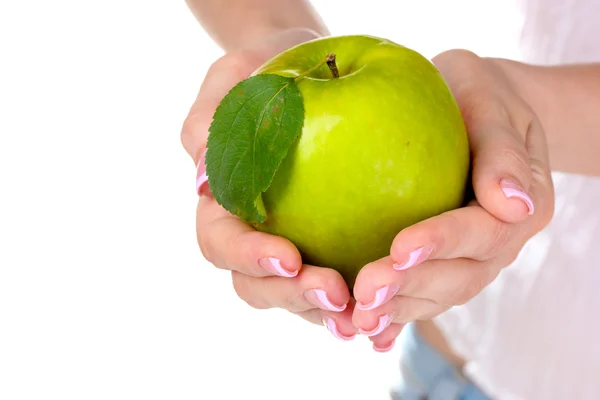女人棕榈给予新鲜多汁的苹果 — 图库照片