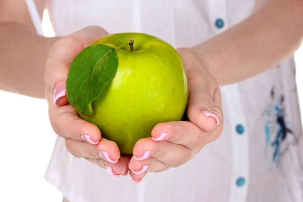 女人棕榈给予新鲜多汁的苹果 — Φωτογραφία Αρχείου