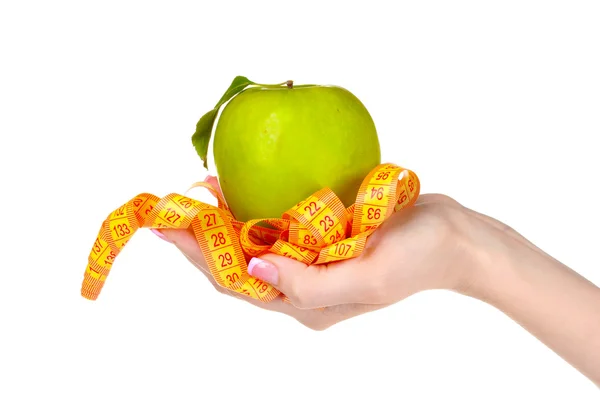 Женская рука с яблоком и измерительной лентой — стоковое фото