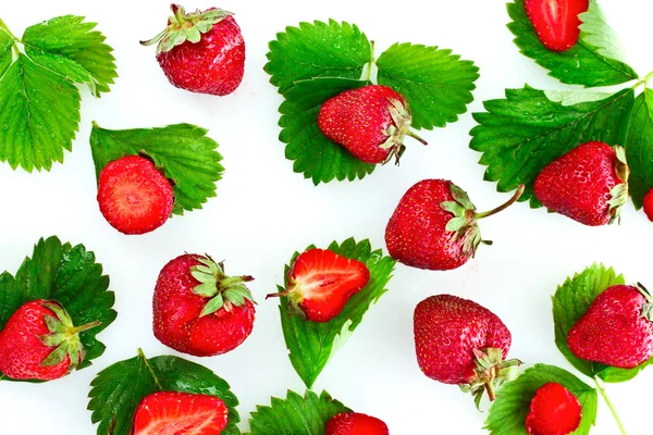 Veel aardbeien op witte geïsoleerd — Stockfoto