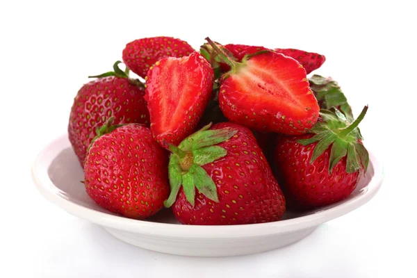 Många jordgubbar i plattan isolerad på vit — Stockfoto