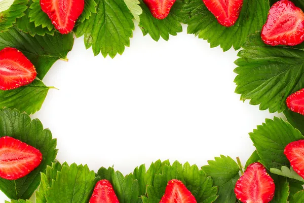 Veel aardbeien en bladeren maakt frame — Stockfoto
