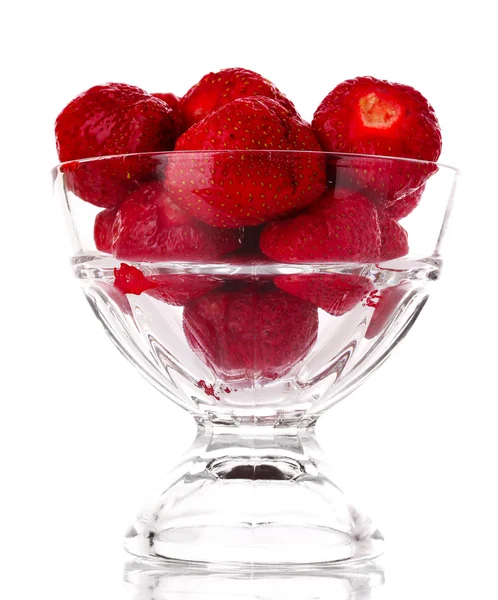 Veel aardbeien in glas geïsoleerd op wit — Stockfoto