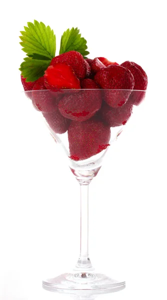 Viele Erdbeeren im Glas isoliert auf weiß — Stockfoto