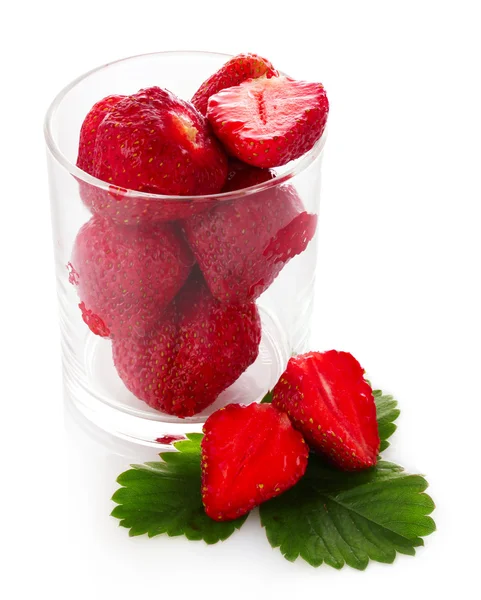 Viele Erdbeeren im Glas isoliert auf weiß — Stockfoto