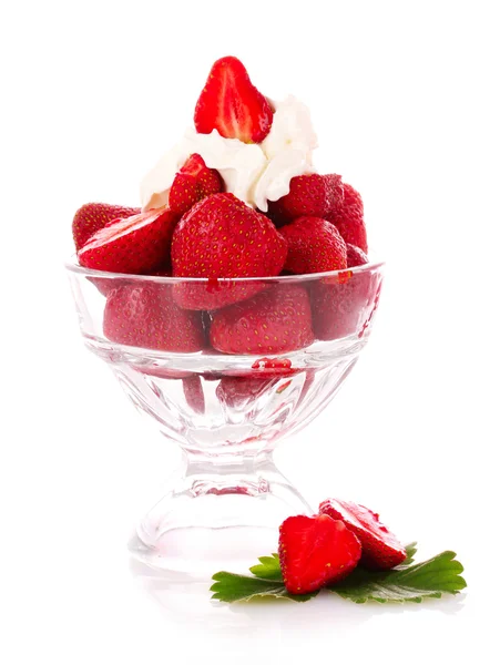 Muchas fresas en vidrio con crema aislada en blanco —  Fotos de Stock
