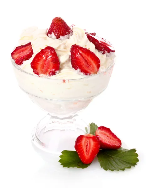 Veel aardbeien in glas met crème geïsoleerd op wit — Stockfoto