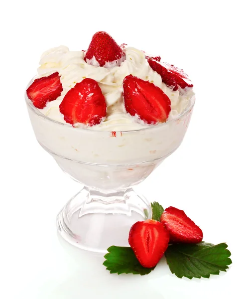 Beaucoup de fraises en verre avec crème isolée sur blanc — Photo