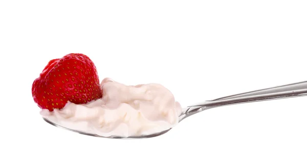 Fresa en cuchara con crema aislada sobre blanco — Foto de Stock