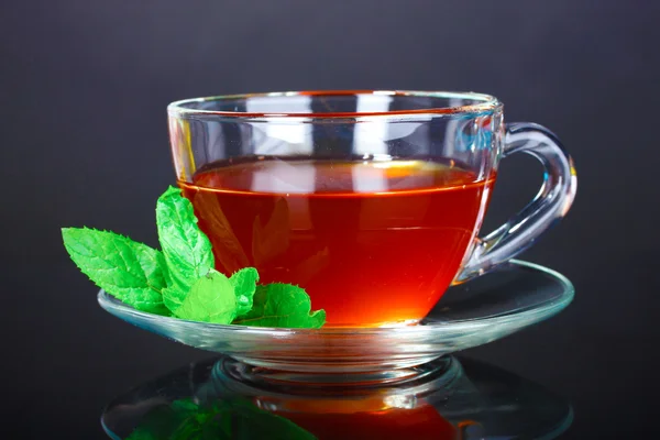 お茶とミントの素敵なカップ — ストック写真