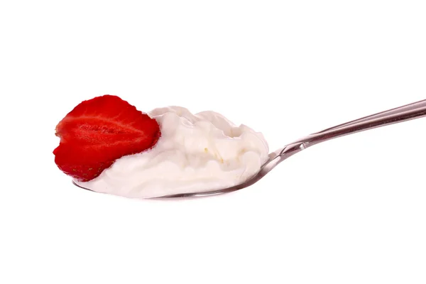 白で隔離されるクリームをスプーンでイチゴ — ストック写真