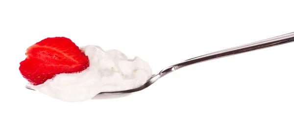 Fraise dans une cuillère avec crème isolée sur blanc — Photo