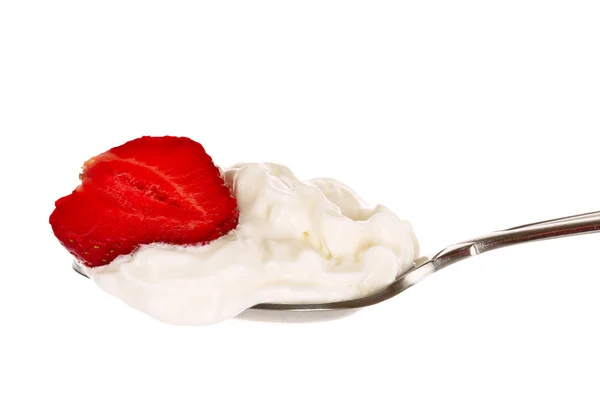白で隔離されるクリームをスプーンでイチゴ — ストック写真