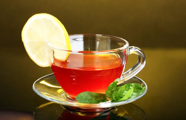Чай с лимоном и мятой — стоковое фото