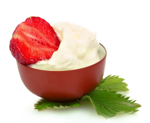 Strawberry with leaf in bowl with cream isolated on white — Stock Photo, Image