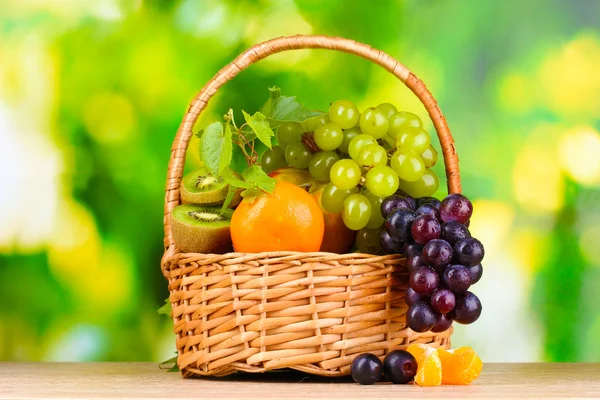 Стиглі соковиті фрукти в кошику — стокове фото