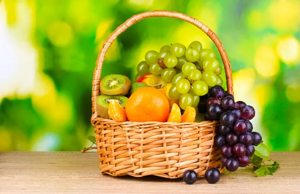 Frutas jugosas maduras en cesta —  Fotos de Stock