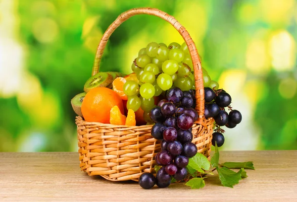 Dojrzałe owoce soczyste w koszyku — Zdjęcie stockowe